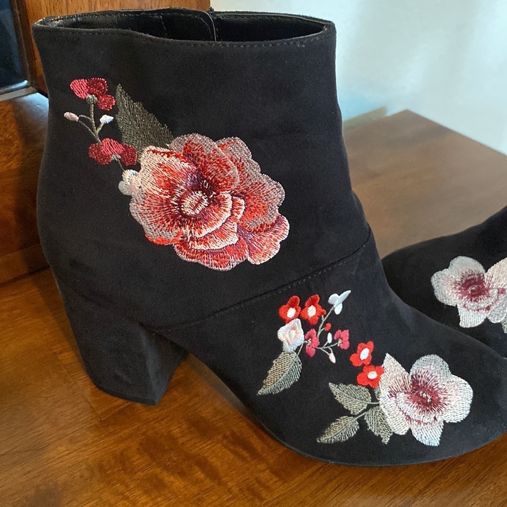 American Eagle Outfitters Woman’s Floral Embroidered Ankle Black Booties Size 6 - Picture 3 of 12